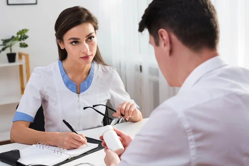 мужчина с синдромом Мюнхгаузена на приеме у врача